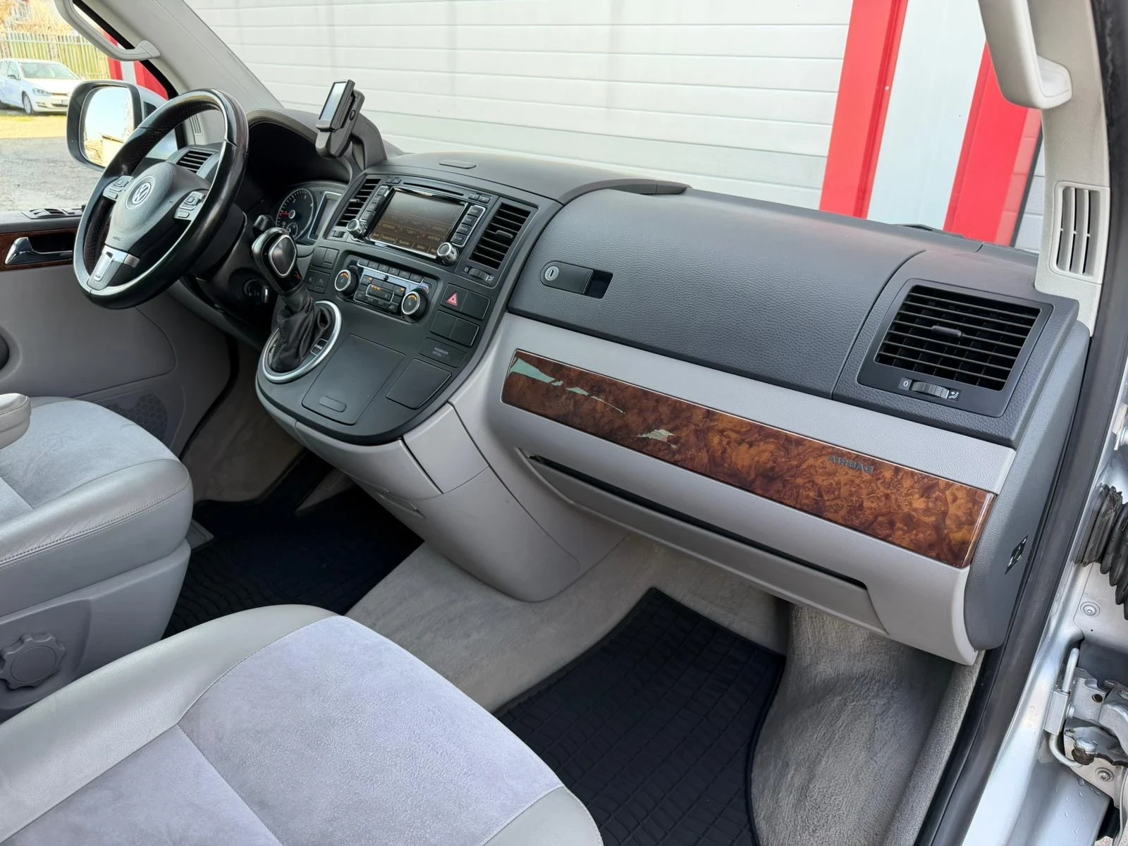 VW Multivan 2.0TDI AUTOMATIK DSG NAVI KLIMATRONIK EVRO 5A , снимка 15 - Бусове и автобуси - 56106690