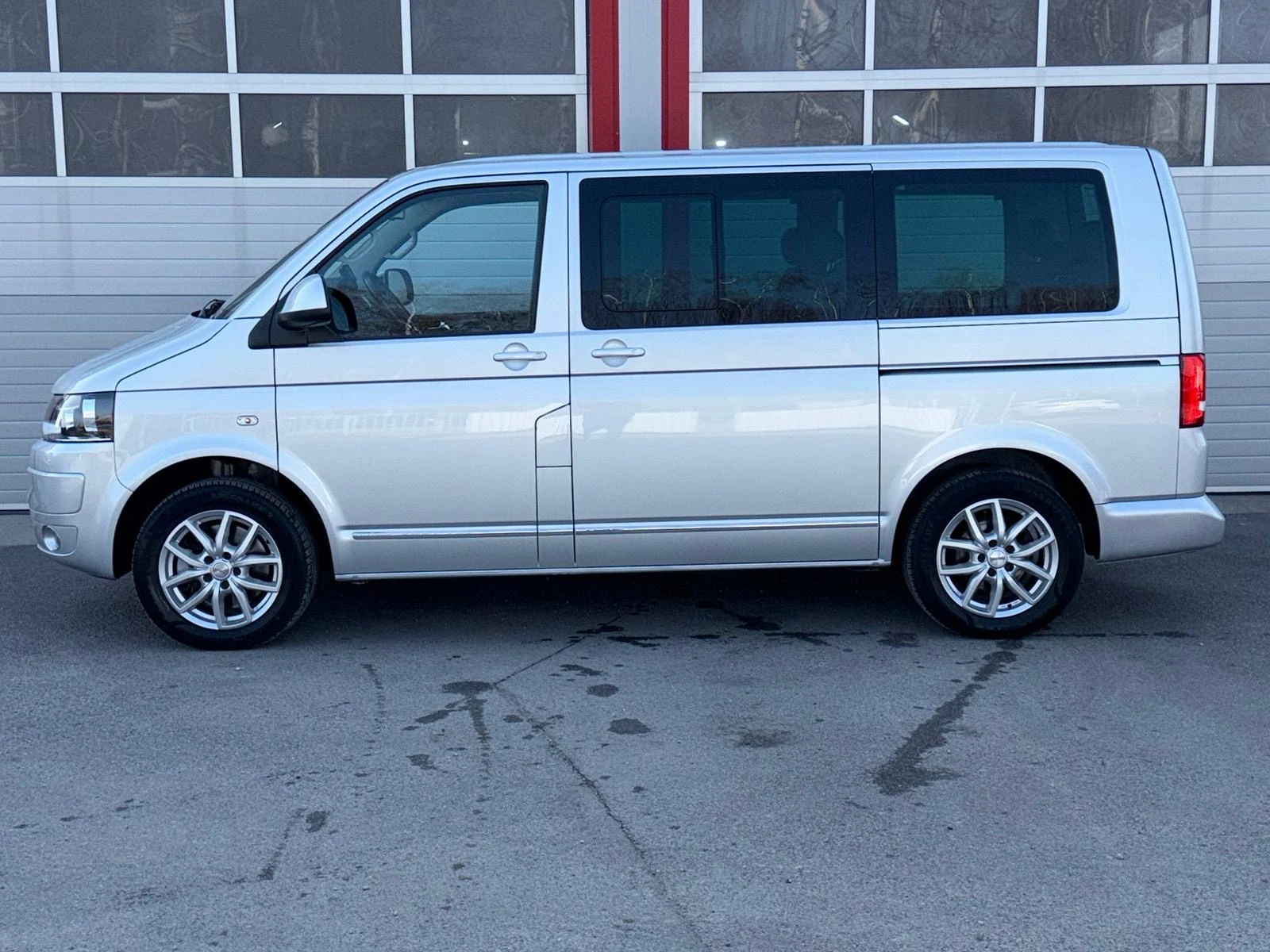 VW Multivan 2.0TDI AUTOMATIK DSG NAVI KLIMATRONIK EVRO 5A , снимка 6 - Бусове и автобуси - 56106690