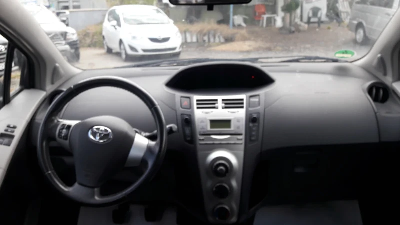 Toyota Yaris  1.3 VVT-i Cool, снимка 13 - Автомобили и джипове - 47073408