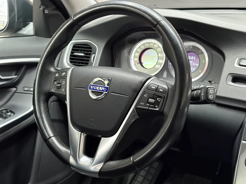 Volvo V60 2.0d, снимка 10 - Автомобили и джипове - 47464225