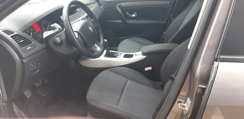 Renault Laguna 2.0 Бензин-140кс, снимка 9 - Автомобили и джипове - 52566646