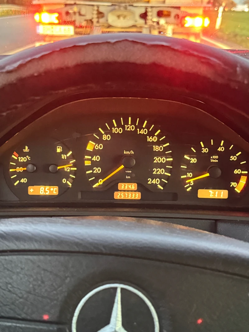 Mercedes-Benz E 230, снимка 14 - Автомобили и джипове - 52897816