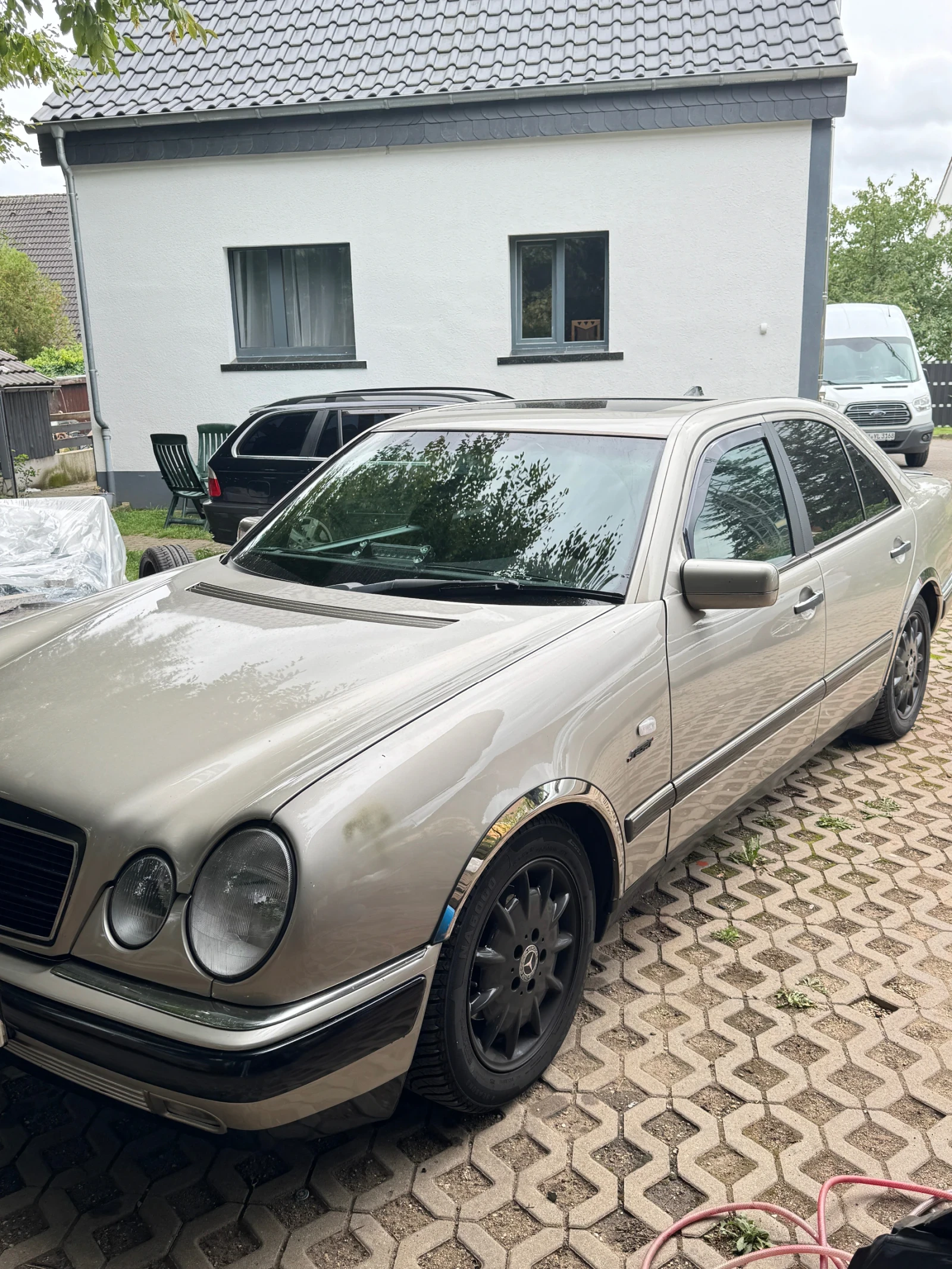 Mercedes-Benz E 230  - изображение 5