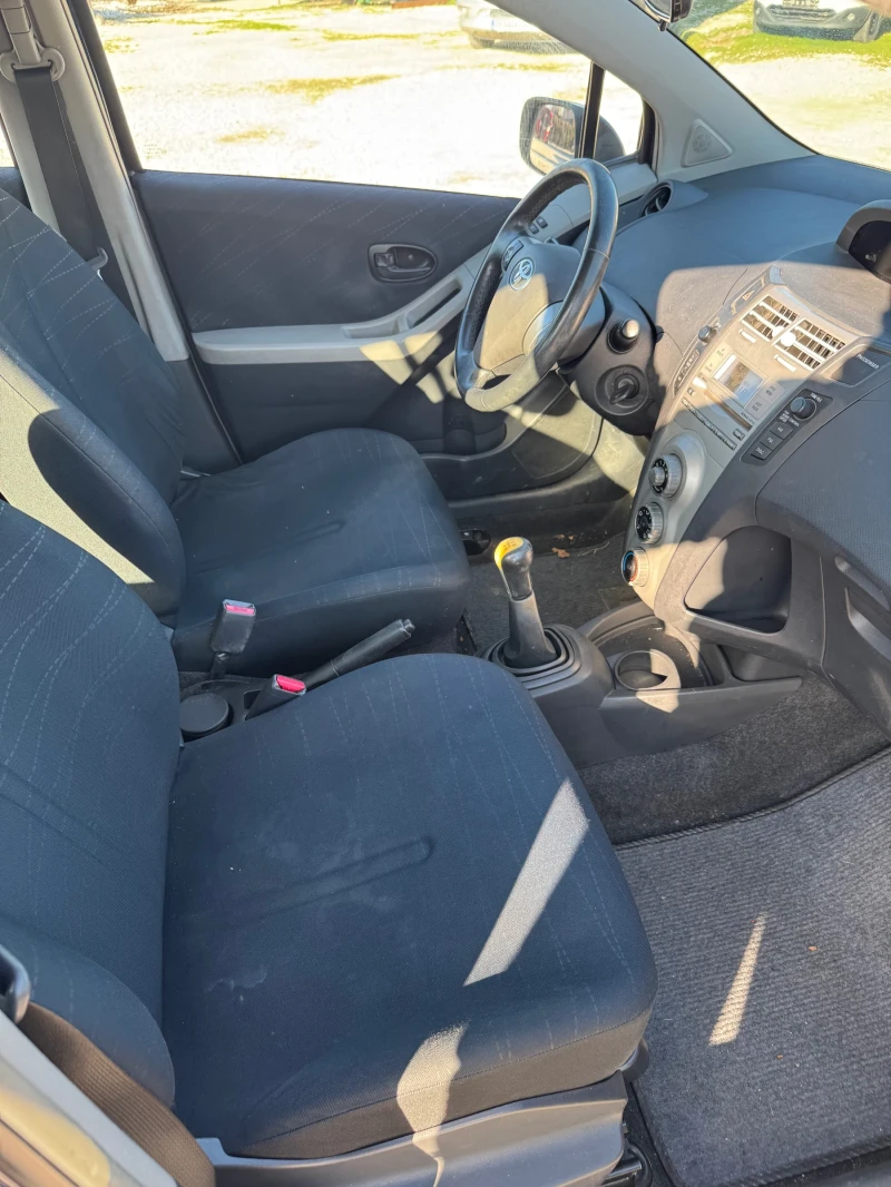 Toyota Yaris 1.3 стария мотор, снимка 6 - Автомобили и джипове - 53479315