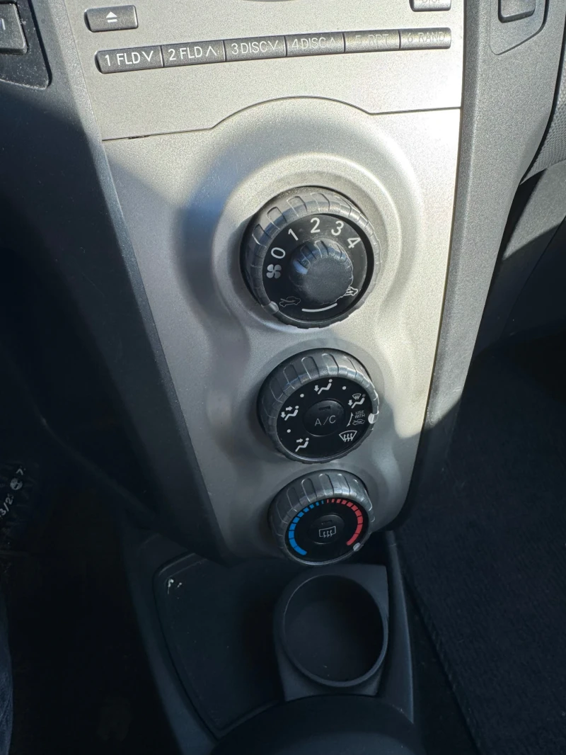 Toyota Yaris 1.3 стария мотор, снимка 9 - Автомобили и джипове - 53479315