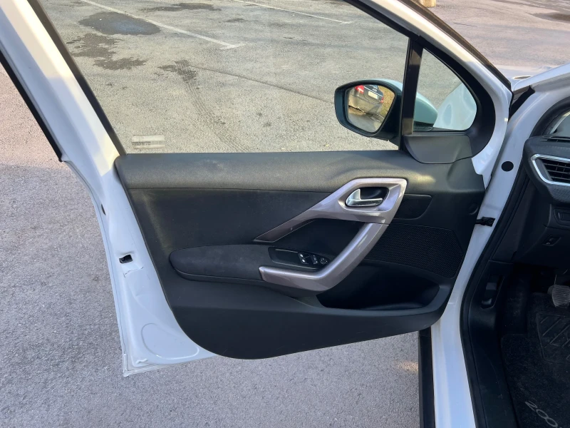 Peugeot 2008 1.2I-126600km!, снимка 8 - Автомобили и джипове - 53511824