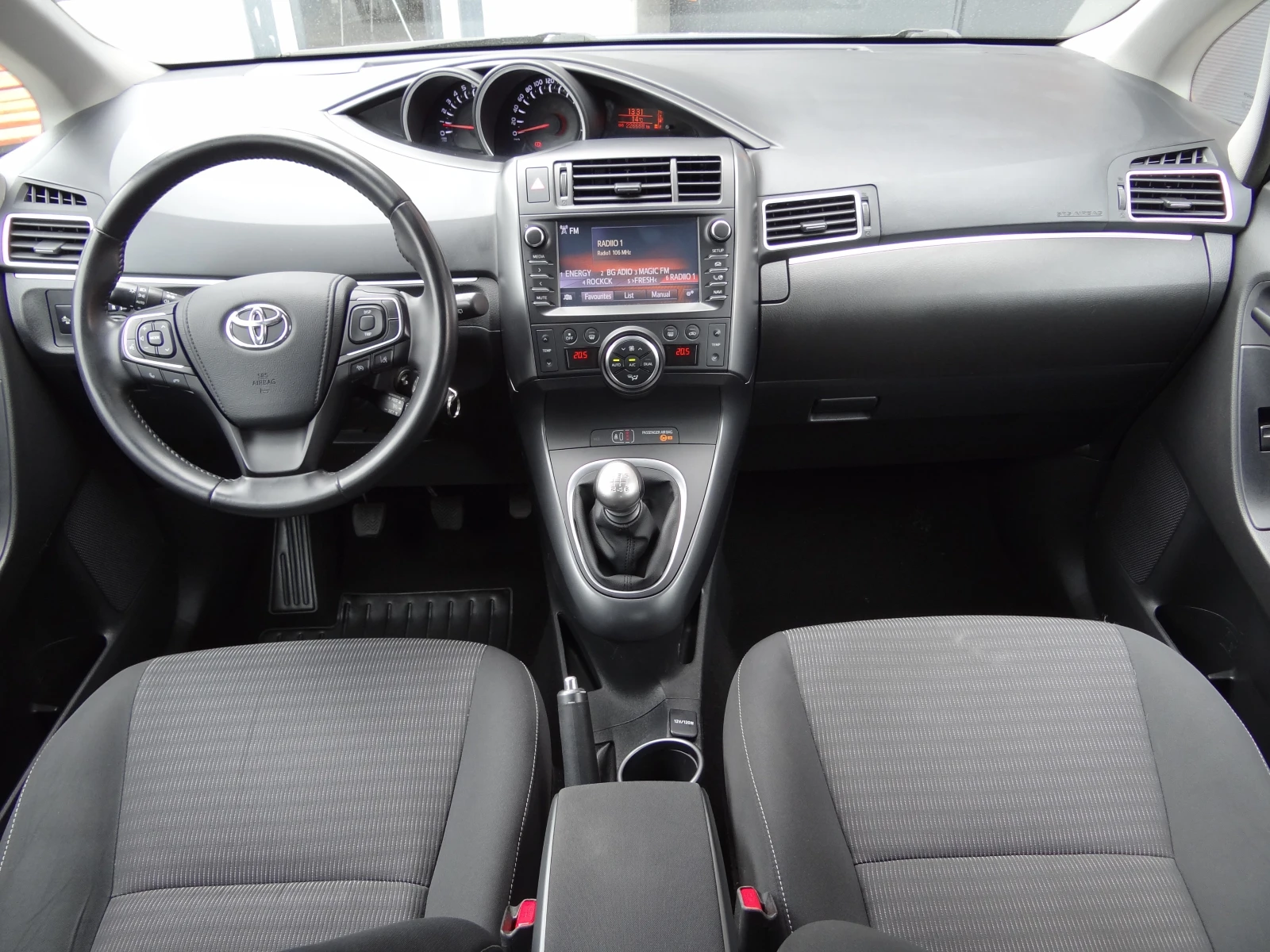 Toyota Verso 1.6i - 132k.c. - Facelift / Камера / Euro-6 /, снимка 9 - Автомобили и джипове - 54215913