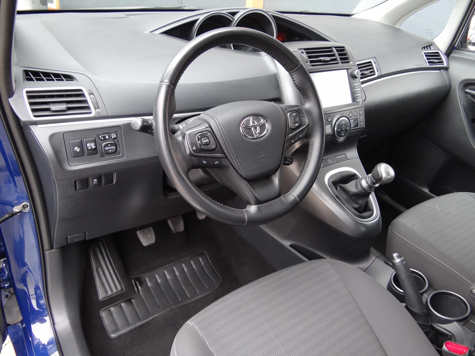 Toyota Verso 1.6i - 132k.c. - Facelift / Камера / Euro-6 /, снимка 8 - Автомобили и джипове - 54215913