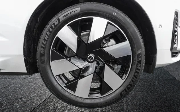 Volvo XC60 T6 Recharge AWD = Plus Dark = Гаранция, снимка 4 - Автомобили и джипове - 52945076