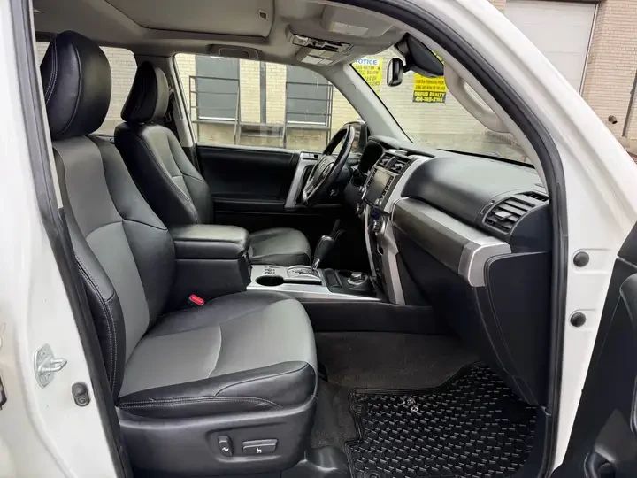 Toyota 4runner 4x4 | SR5| Navigation/Leather/Sunroof/Rear Camera, снимка 11 - Автомобили и джипове - 54660762