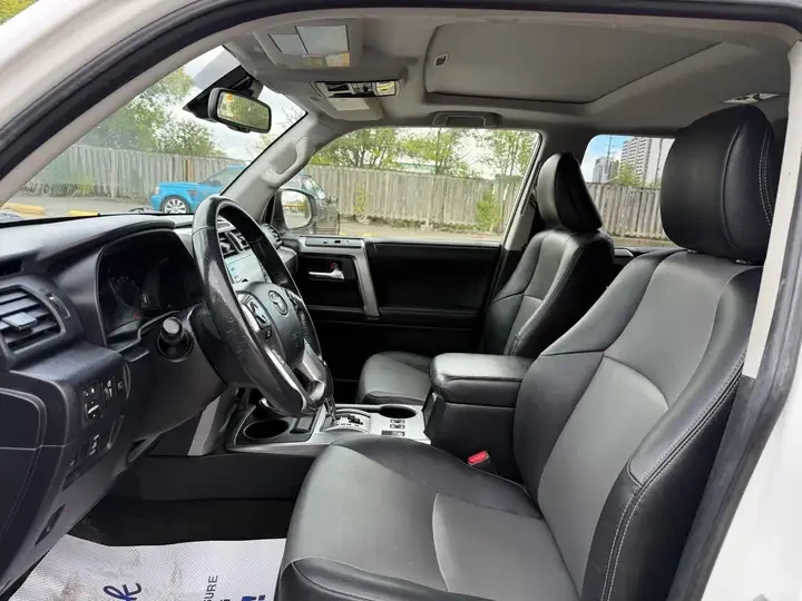 Toyota 4runner 4x4 | SR5| Navigation/Leather/Sunroof/Rear Camera, снимка 14 - Автомобили и джипове - 54660762