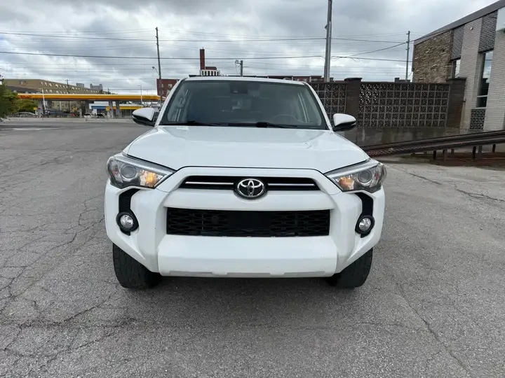 Toyota 4runner 4x4 | SR5| Navigation/Leather/Sunroof/Rear Camera, снимка 2 - Автомобили и джипове - 54660762