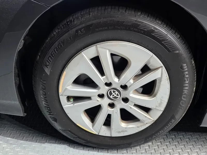 Toyota Prius 1.8 E, снимка 5 - Автомобили и джипове - 55831235