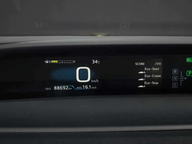Toyota Prius 1.8 E, снимка 8 - Автомобили и джипове - 55831235