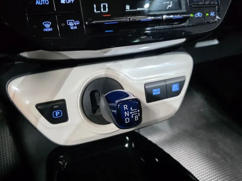 Toyota Prius 1.8 E, снимка 9 - Автомобили и джипове - 55831235