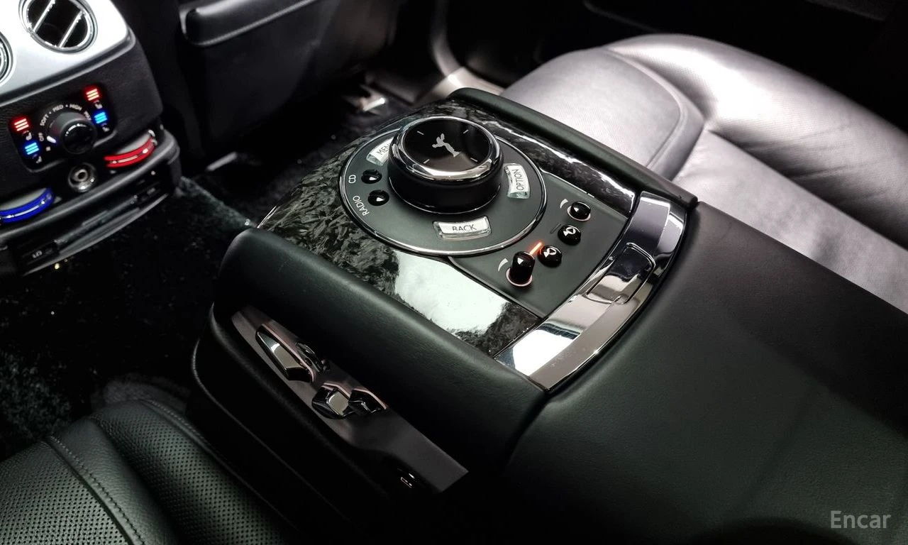 Rolls-Royce Ghost 6.6* V12* MANSORY* CUSTOM* ОБДУХ* ПАНО* 360, снимка 16 - Автомобили и джипове - 54740840