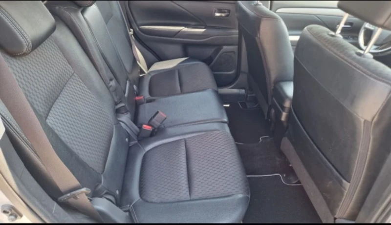 Mitsubishi Outlander 2.2 DID AWD, снимка 12 - Автомобили и джипове - 43193720