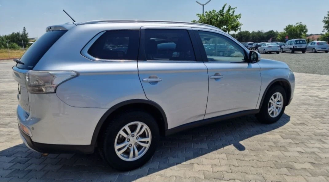 Mitsubishi Outlander 2.2 DID AWD - изображение 4