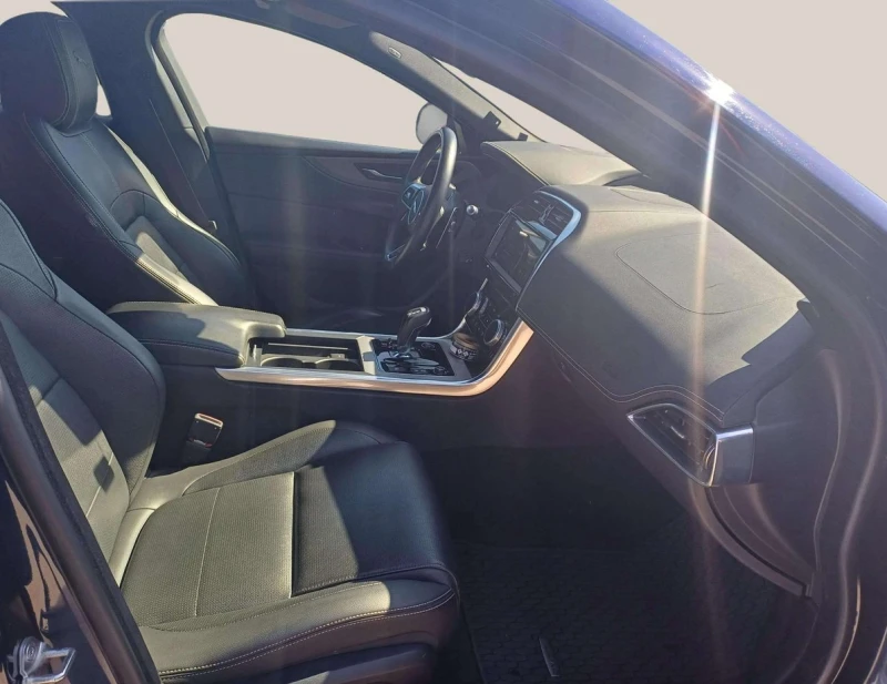 Jaguar XE 2.0 i, снимка 9 - Автомобили и джипове - 49924766