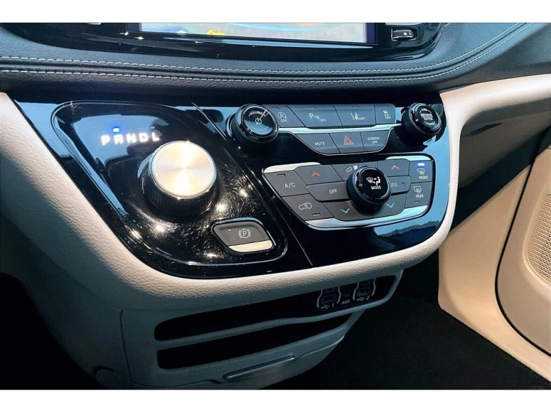 Chrysler Pacifica * Heated Seats Wheel | Power Doors | Safety Tech *, снимка 12 - Автомобили и джипове - 53102773