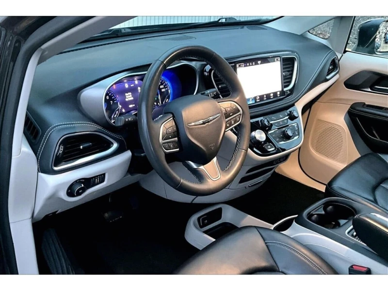 Chrysler Pacifica * Heated Seats Wheel | Power Doors | Safety Tech *, снимка 4 - Автомобили и джипове - 53102773