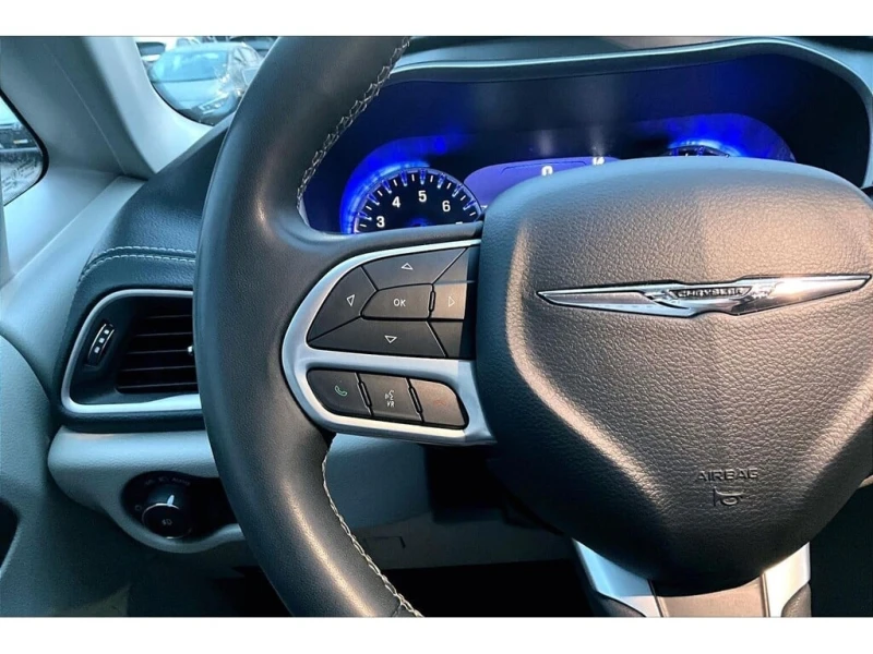 Chrysler Pacifica * Heated Seats Wheel | Power Doors | Safety Tech *, снимка 8 - Автомобили и джипове - 53102773