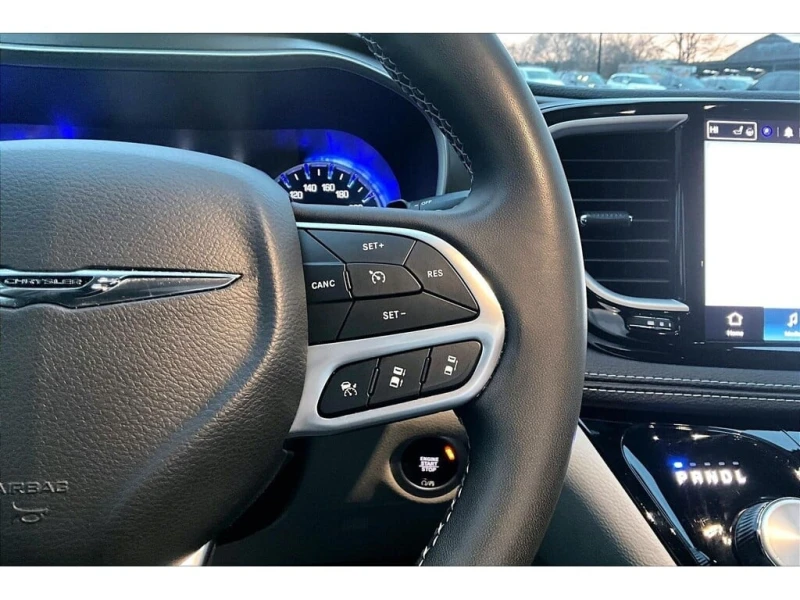 Chrysler Pacifica * Heated Seats Wheel | Power Doors | Safety Tech *, снимка 9 - Автомобили и джипове - 53102773