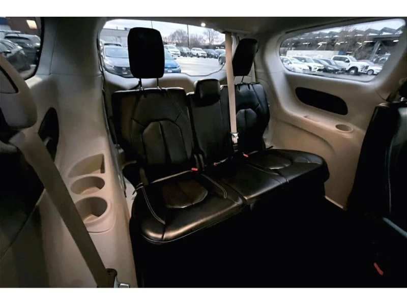 Chrysler Pacifica * Heated Seats Wheel | Power Doors | Safety Tech *, снимка 15 - Автомобили и джипове - 53102773