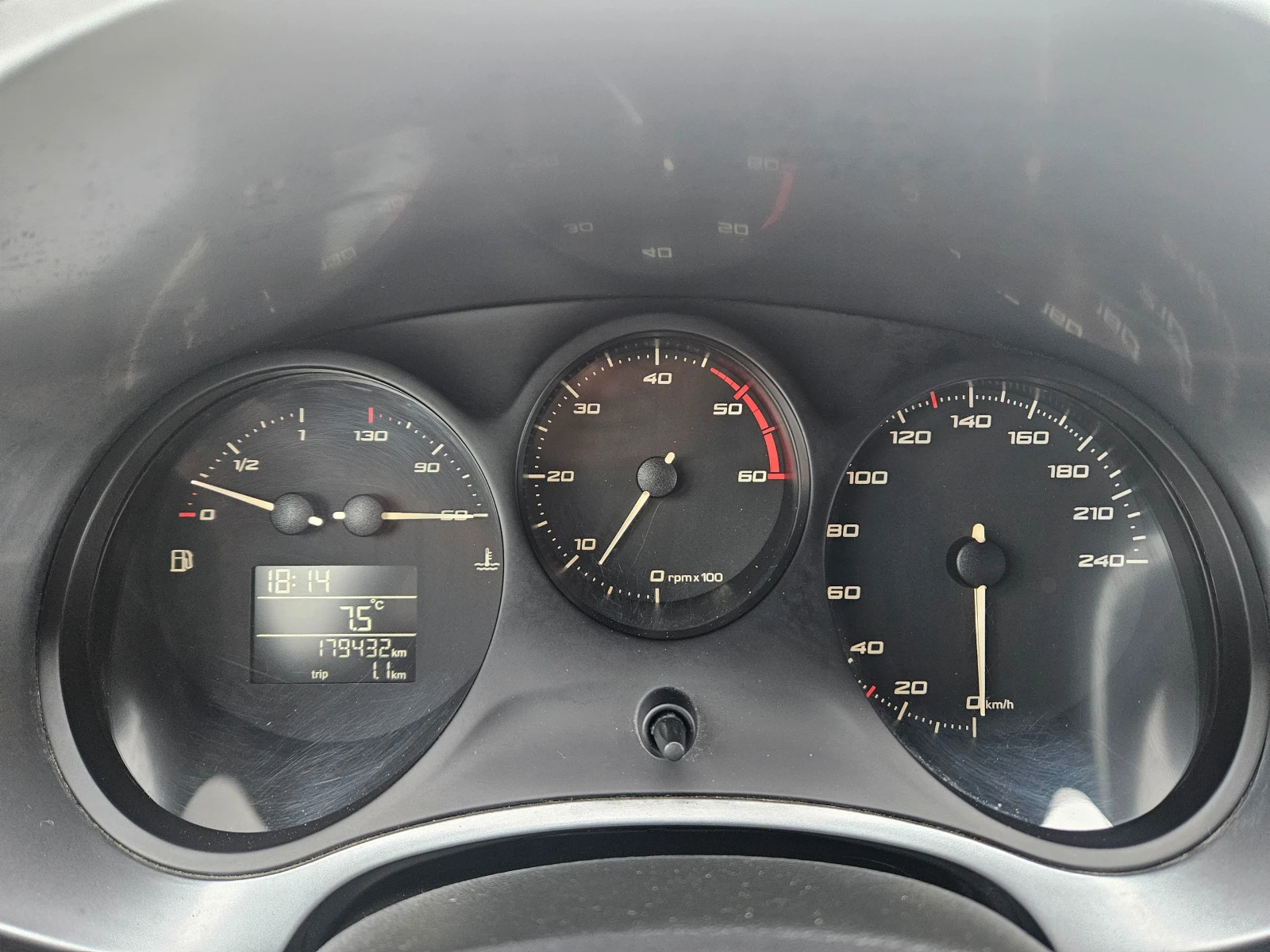 Seat Leon 1.6TDI-FACE ПЕРФЕКТЕН, снимка 9 - Автомобили и джипове - 54028246