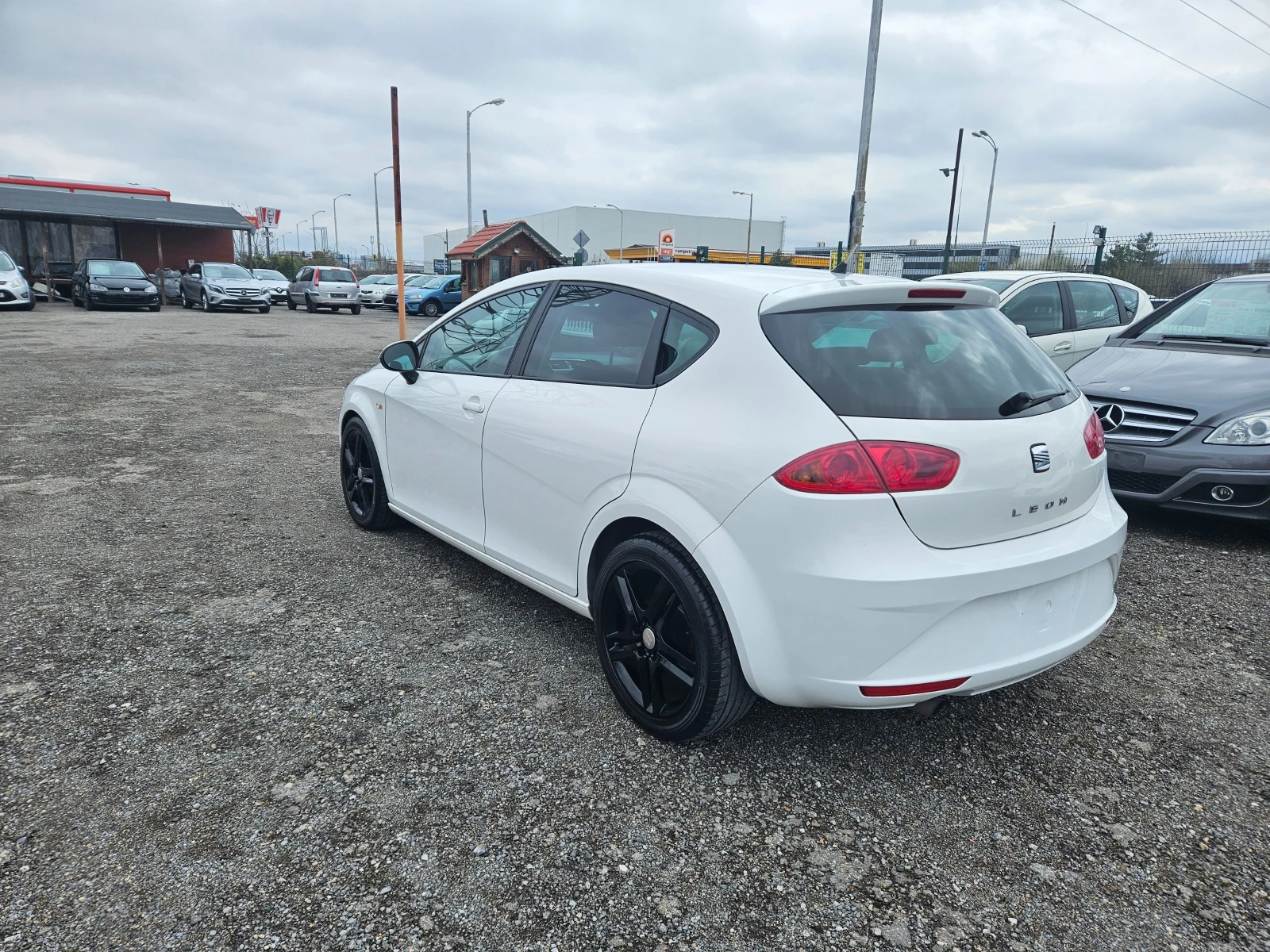 Seat Leon 1.6TDI-FACE ПЕРФЕКТЕН, снимка 5 - Автомобили и джипове - 54028246