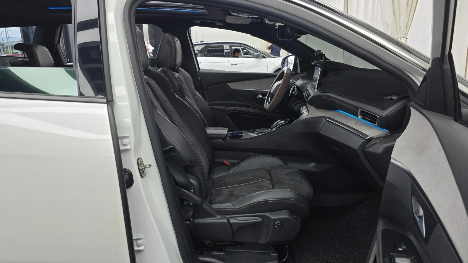 Peugeot 5008 2.0 BlueHDi GT | ACC | Memory | Panorama, снимка 16 - Автомобили и джипове - 55369183