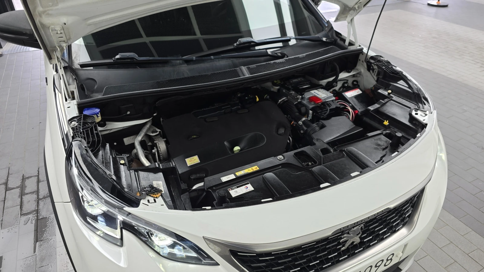 Peugeot 5008 2.0 BlueHDi GT | ACC | Memory | Panorama, снимка 5 - Автомобили и джипове - 55369183
