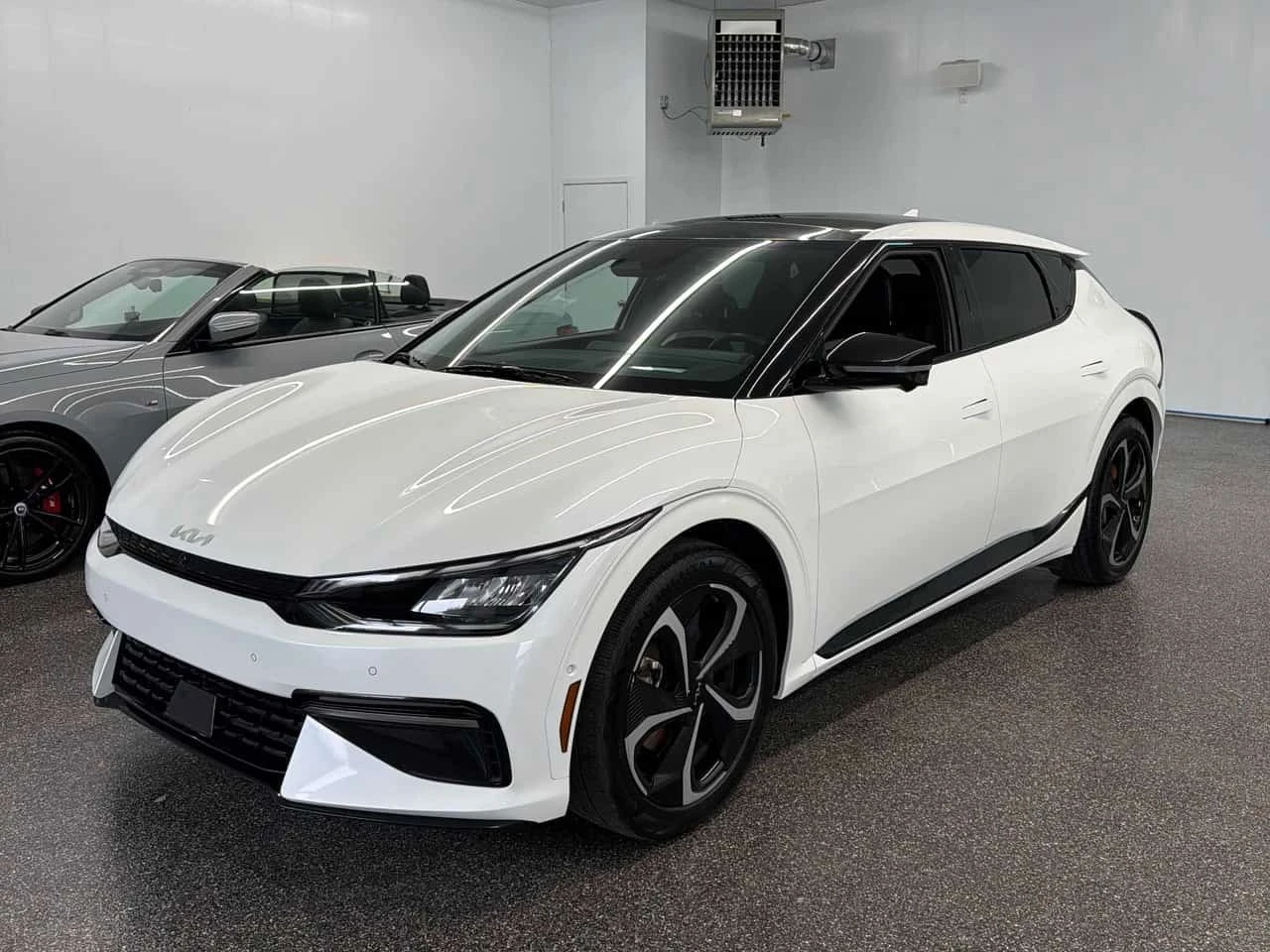 Kia EV6 * Land w/GT Line Pkg 2 AWD * CARFAX * БЕЗ ПЪРВОНАЧ