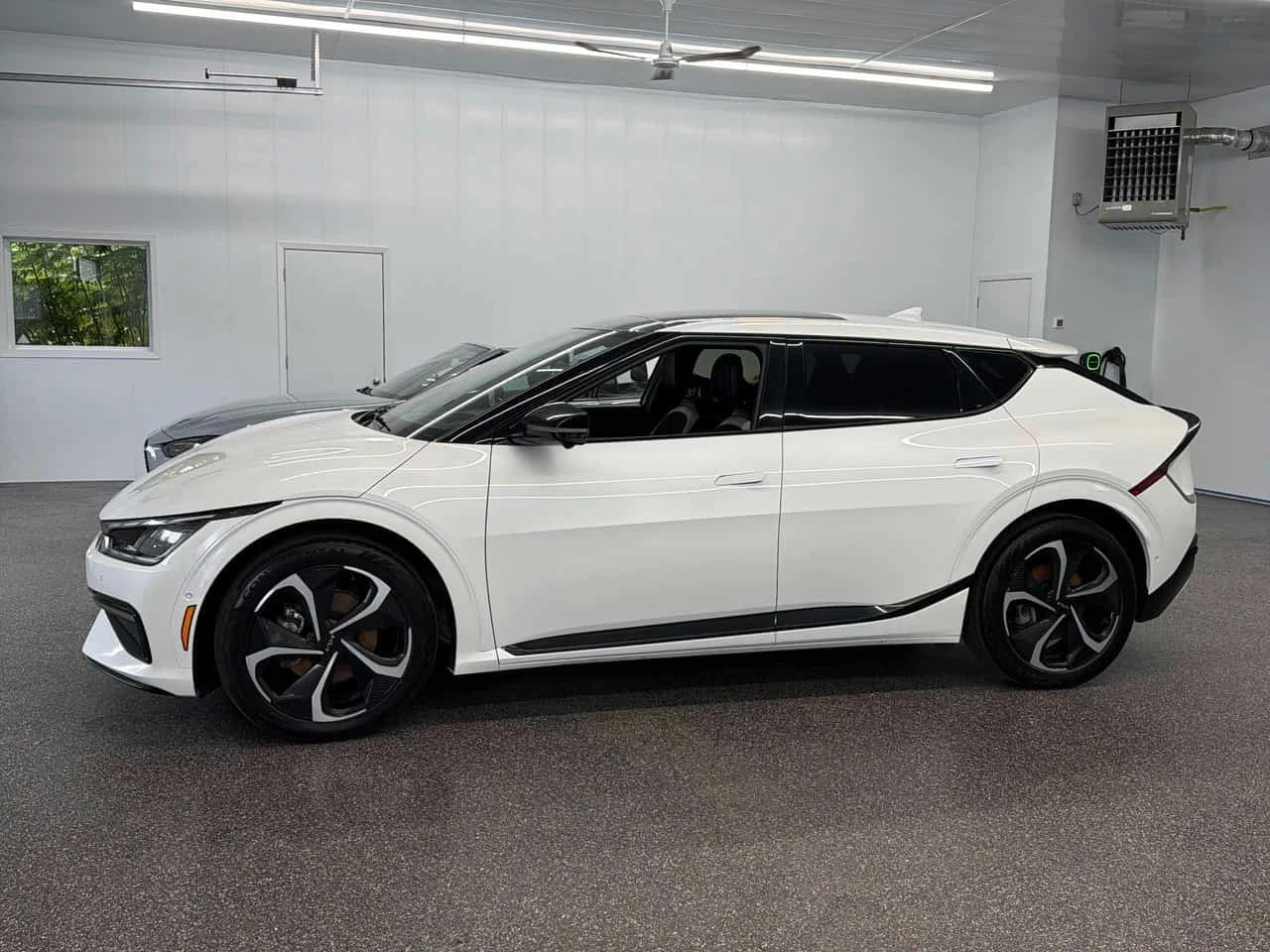 Kia EV6 * Land w/GT Line Pkg 2 AWD * CARFAX * БЕЗ ПЪРВОНАЧ, снимка 2 - Автомобили и джипове - 56170173