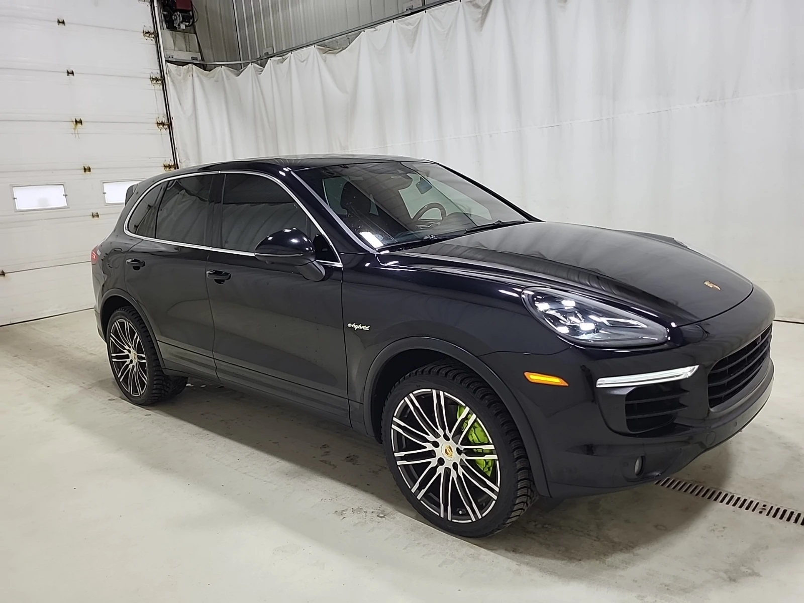 Porsche Cayenne S E-HYBRID* CARFAX * АвтоКредит * Цена до България - изображение 2
