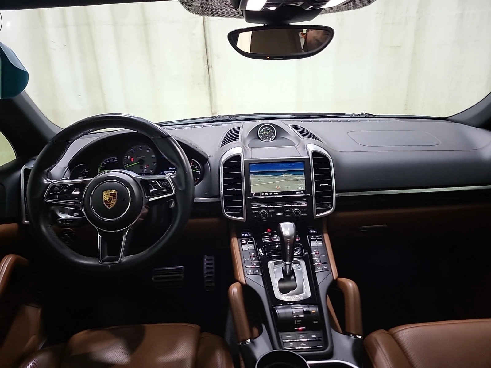 Porsche Cayenne S E-HYBRID* CARFAX * АвтоКредит * Цена до България - изображение 9