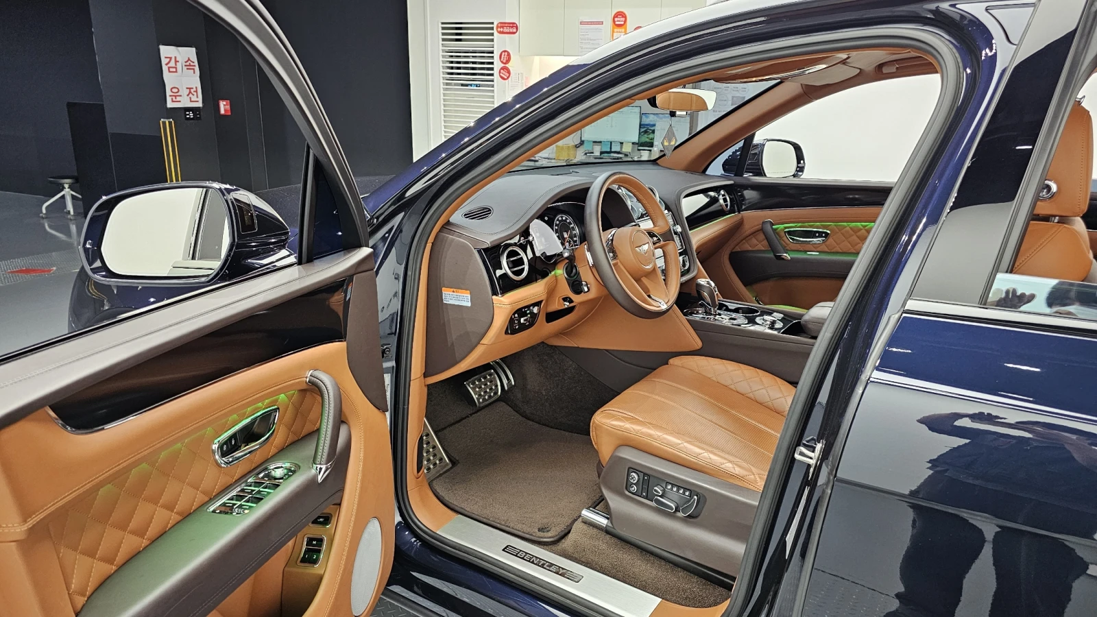 Bentley Bentayga W12* HUD* BLIND SPOT* 360* ОБДУХВАНЕ* КРАЙНА ЦЕНА, снимка 10 - Автомобили и джипове - 55593639