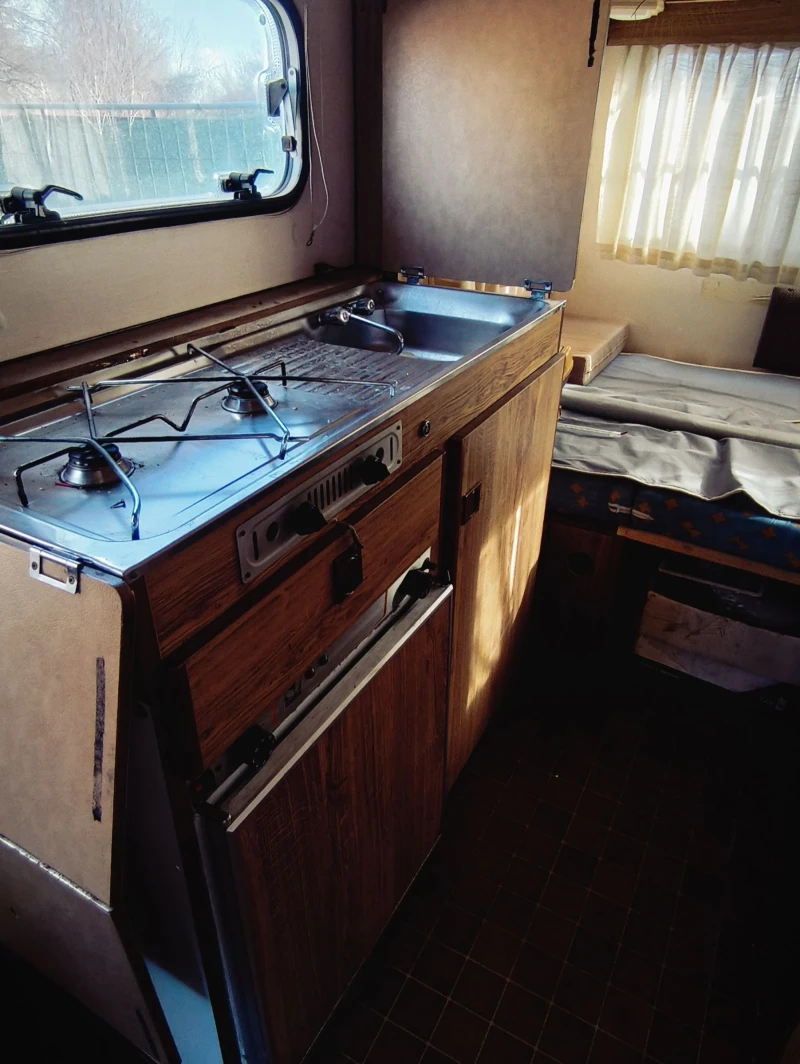 Кемпер Renault Trafik, снимка 4 - Каравани и кемпери - 52943713