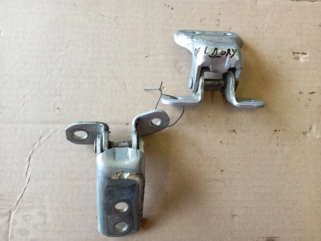 Панти предна лява врата горна и долна Тойота Рав4 2.2дкат (комплект)