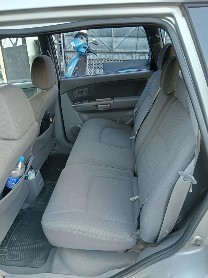 Kia Carens 2.0 CRDI, снимка 13 - Автомобили и джипове - 51603735