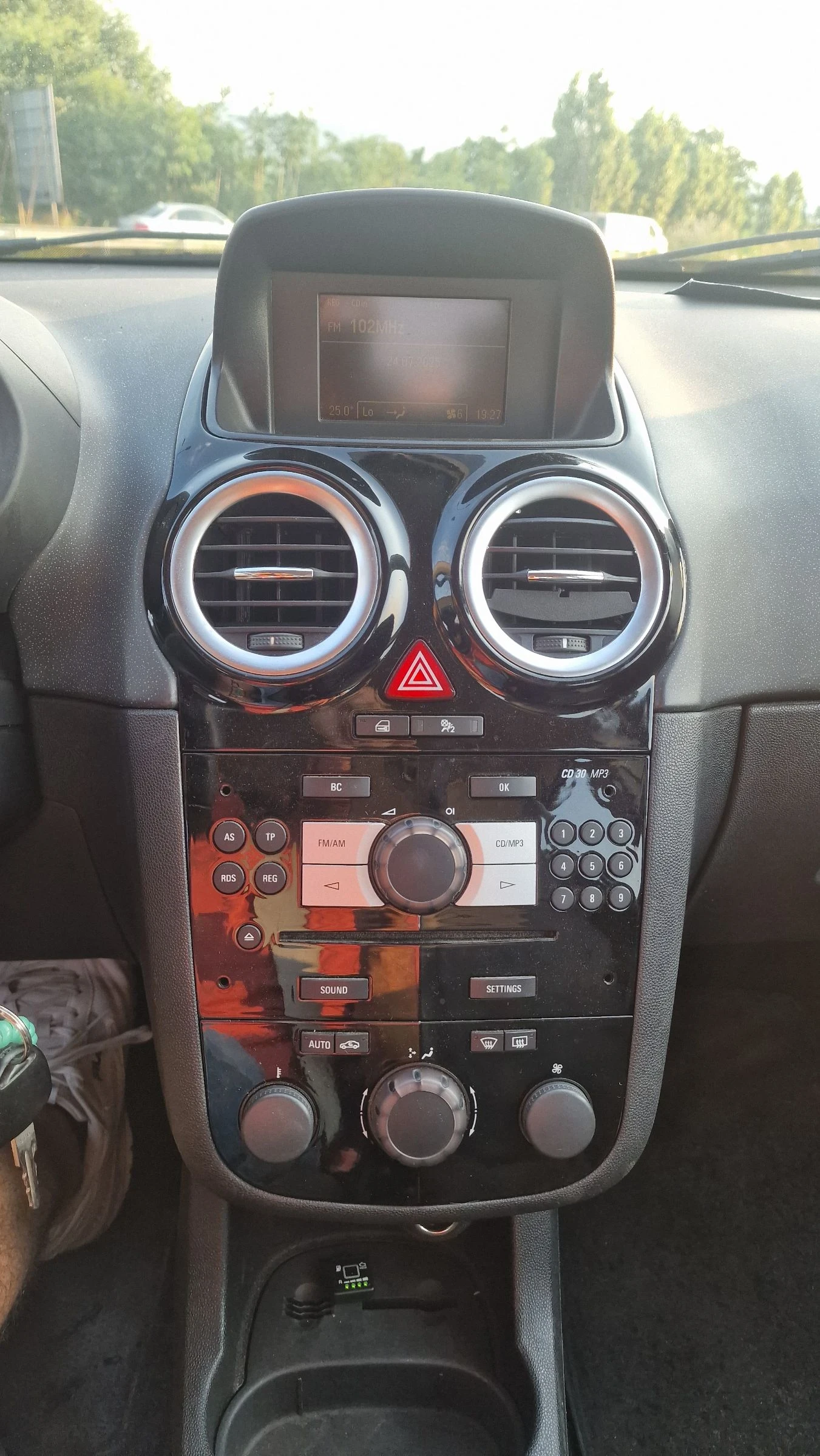 Opel Corsa 1.4i 16v газ  - изображение 10
