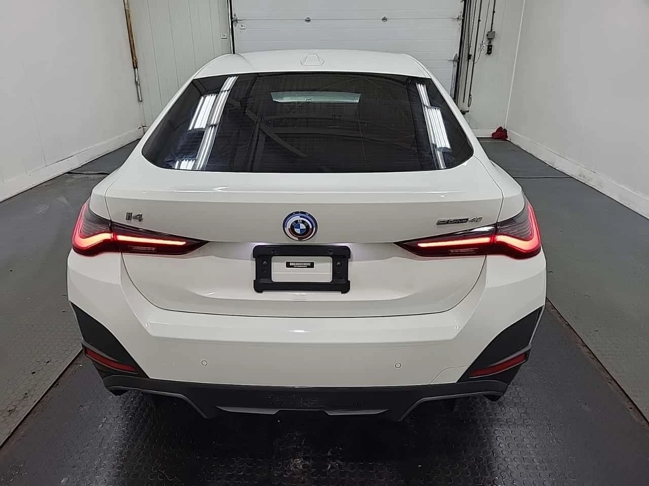 BMW i4 * EDRIVE40 * 360 * AMBIENT * SUNROOF * KEYLESS, снимка 4 - Автомобили и джипове - 54383849