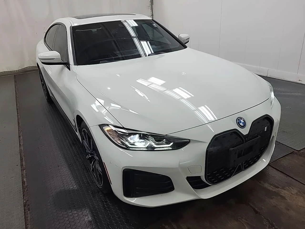 BMW i4 * EDRIVE40 * 360 * AMBIENT * SUNROOF * KEYLESS, снимка 2 - Автомобили и джипове - 54383849