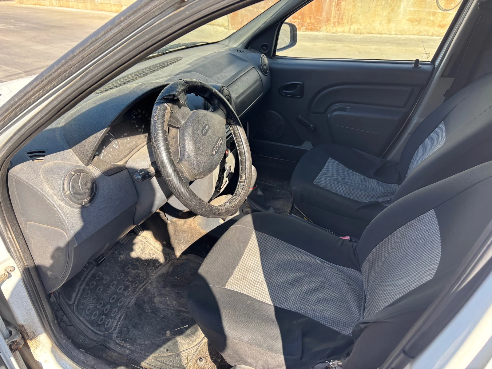Dacia Logan, снимка 6 - Автомобили и джипове - 56125928