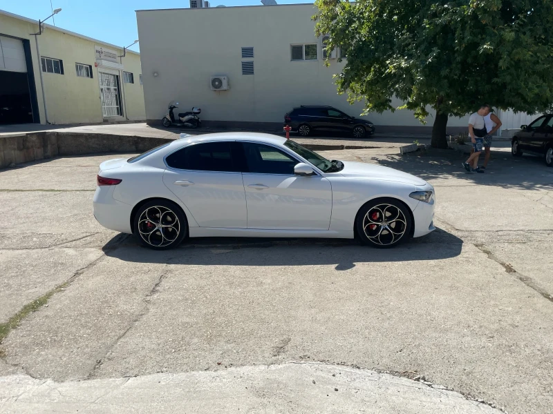 Alfa Romeo Giulia 2.2JTD/Дистр/лед/нави/ТОП!!!, снимка 7 - Автомобили и джипове - 46819143