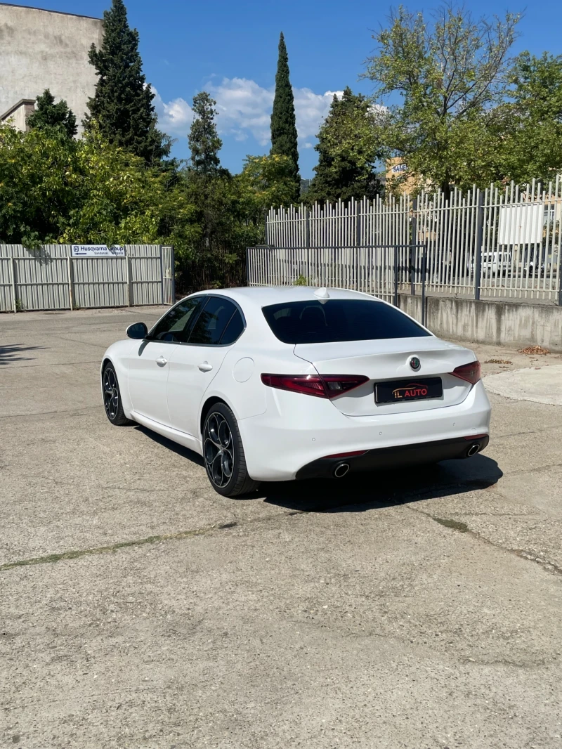 Alfa Romeo Giulia 2.2JTD/Дистр/лед/нави/ТОП!!!, снимка 6 - Автомобили и джипове - 46819143