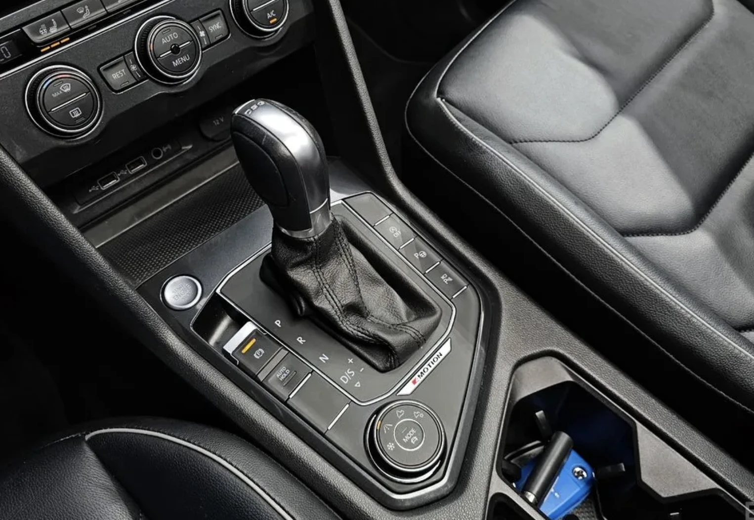 VW Tiguan 2.0 TDI 4MOTION* PRESTIGE* SUNROOF* ПОДГРЕВ* КОЖА*, снимка 8 - Автомобили и джипове - 54116286