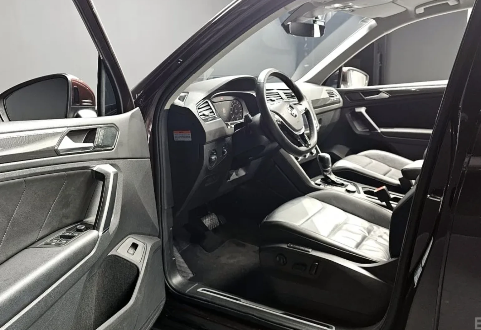 VW Tiguan 2.0 TDI 4MOTION* PRESTIGE* SUNROOF* ПОДГРЕВ* КОЖА*, снимка 11 - Автомобили и джипове - 54116286