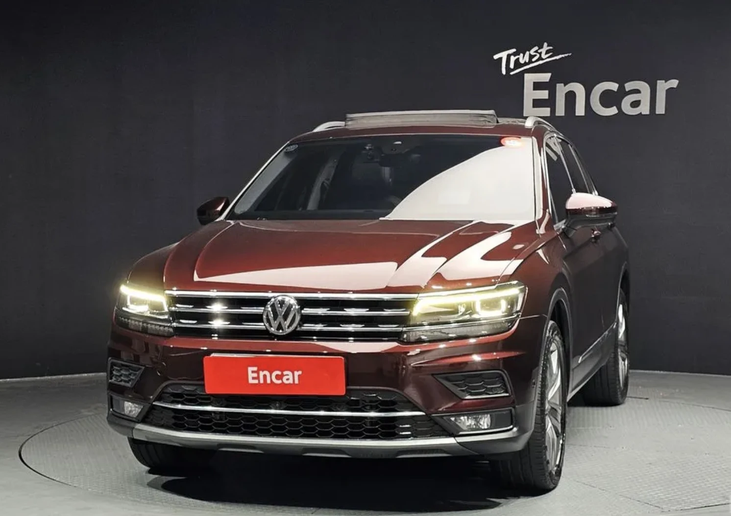 VW Tiguan 2.0 TDI 4MOTION* PRESTIGE* SUNROOF* ПОДГРЕВ* КОЖА*, снимка 3 - Автомобили и джипове - 54116286