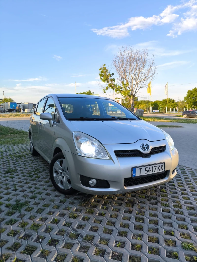 Toyota Corolla verso 2.2 D4D, снимка 1 - Автомобили и джипове - 49136229